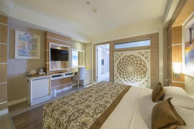 کریستال سان ست لاکچری ریزورت اند اسپا