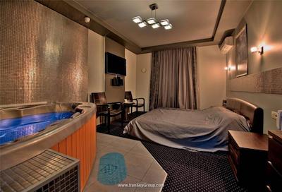 الکس هتل آن دیبنکو