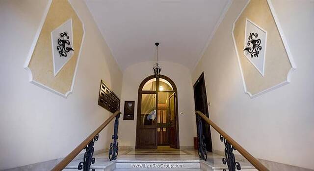 ادم گوستهوس
