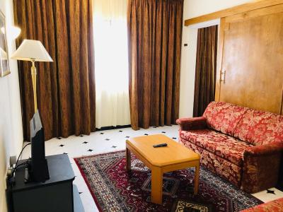 ال مدینه هالیدی