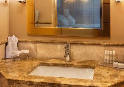 دابل تری بای هیلتون هتل وان