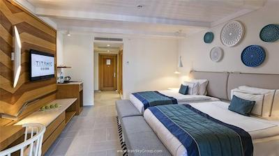 تایتانیک دلوکس بدروم