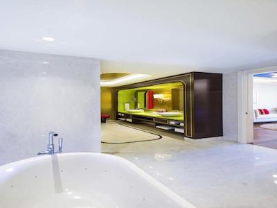 لندآف لجند کینگدام هتل