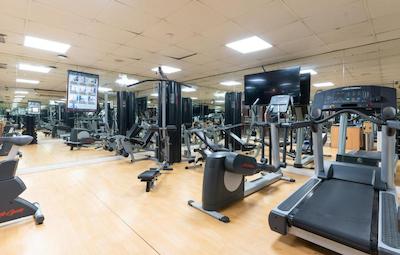 هاوارد جانسون بر دبی