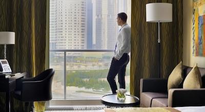 موونپیک هتل جمیرا لیک تاورز