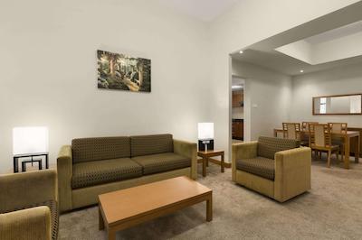 رامادا هتل اند سوئیتز بای ویندهام اجمان