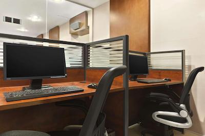 رامادا هتل اند سوئیتز بای ویندهام اجمان