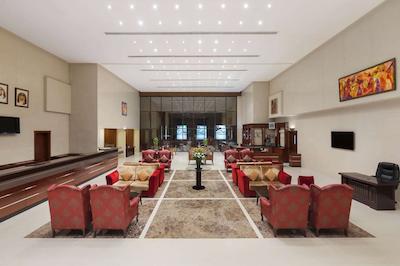 رامادا هتل اند سوئیتز بای ویندهام اجمان