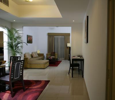 رامادا هتل اند سوئیتز بای ویندهام اجمان