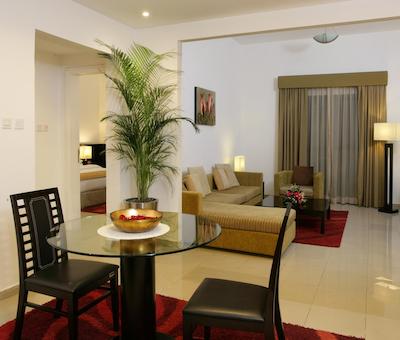 رامادا هتل اند سوئیتز بای ویندهام اجمان