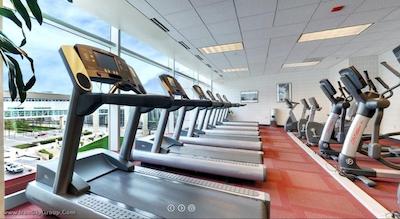 حیات ریجنسی مک کورمیک پلیس