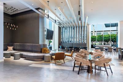 حیات ریجنسی مک کورمیک پلیس