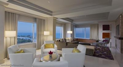 حیات ریجنسی مک کورمیک پلیس