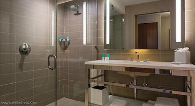 حیات ریجنسی مک کورمیک پلیس