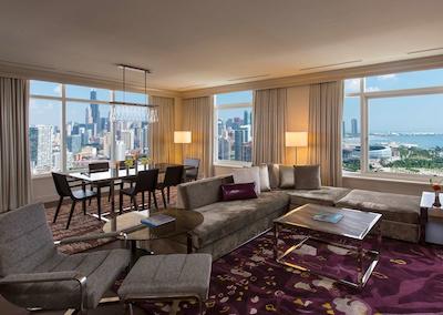 حیات ریجنسی مک کورمیک پلیس