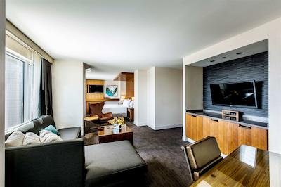 حیات ریجنسی مک کورمیک پلیس