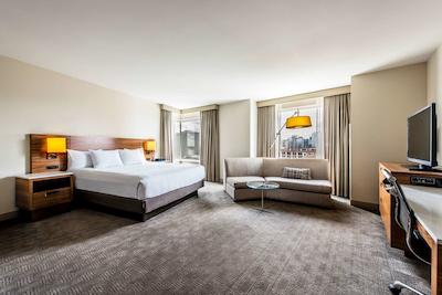 حیات ریجنسی مک کورمیک پلیس