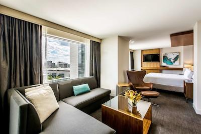 حیات ریجنسی مک کورمیک پلیس