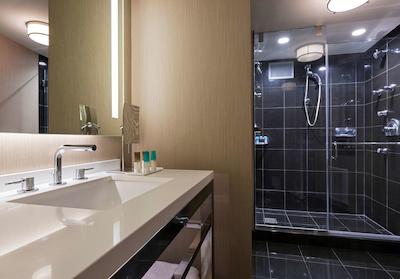 حیات ریجنسی مک کورمیک پلیس