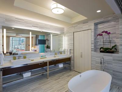 حیات ریجنسی مک کورمیک پلیس