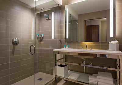 حیات ریجنسی مک کورمیک پلیس