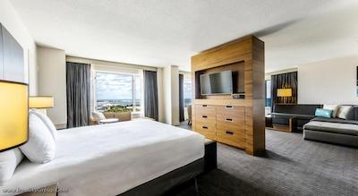 حیات ریجنسی مک کورمیک پلیس