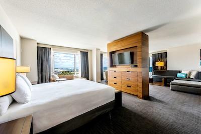 حیات ریجنسی مک کورمیک پلیس