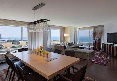 حیات ریجنسی مک کورمیک پلیس