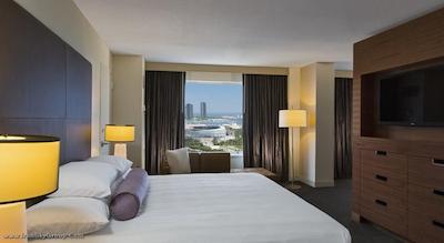 حیات ریجنسی مک کورمیک پلیس