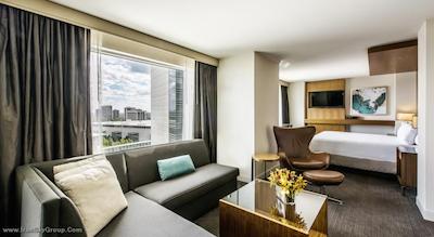 حیات ریجنسی مک کورمیک پلیس