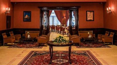 هتل آپادانا تخت جمشید