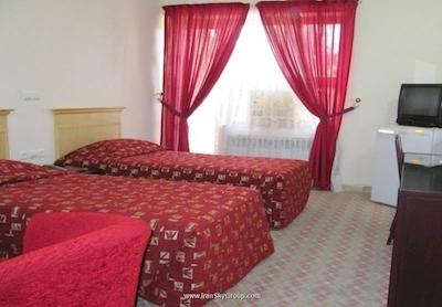 هتل جهانگردی لار