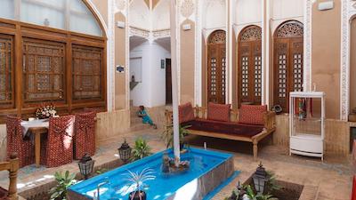 هتل سنتی لب خندق