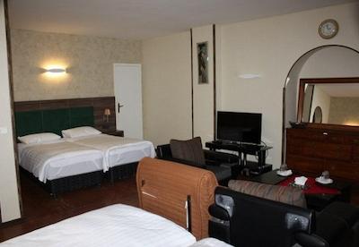 هتل جهانگردی شمشک