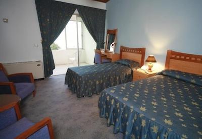 هتل سفید کنار انزلی