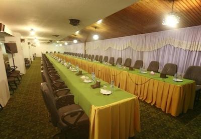 هتل سفید کنار انزلی