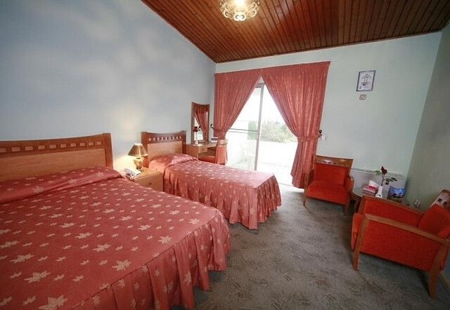 هتل سفید کنار انزلی