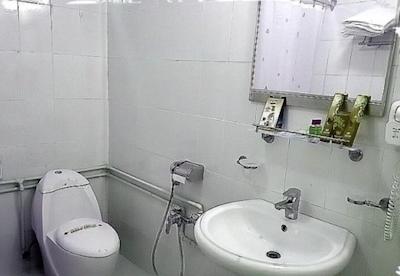 هتل سفید کنار انزلی