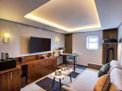 کوئین الیزابت 2