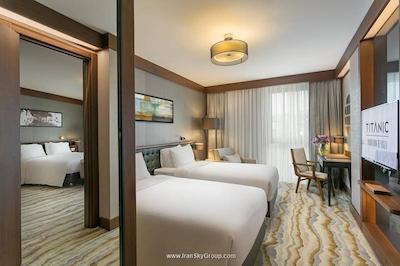 تایتانیک داون تاون بی اغلو