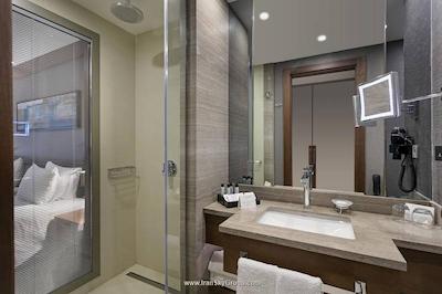 تایتانیک داون تاون بی اغلو