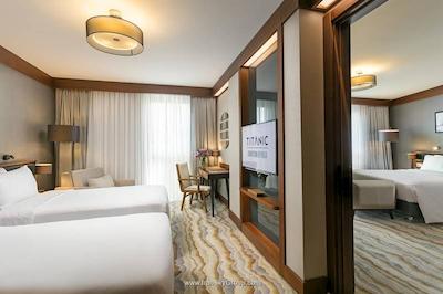 تایتانیک داون تاون بی اغلو