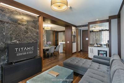 تایتانیک داون تاون بی اغلو