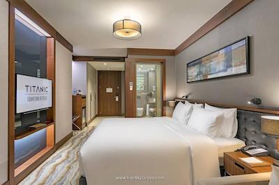 تایتانیک داون تاون بی اغلو