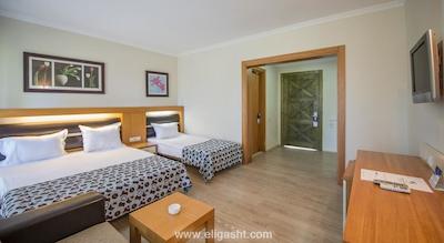 کریستال فلورا بیچ ریزورت