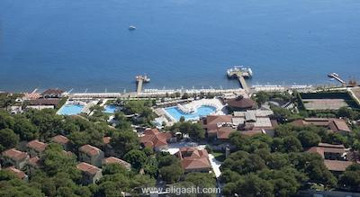 کریستال فلورا بیچ ریزورت