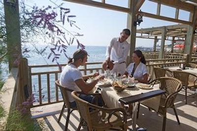 کریستال فلورا بیچ ریزورت