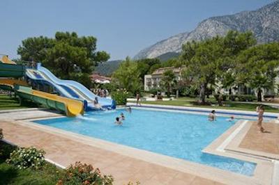 کریستال فلورا بیچ ریزورت