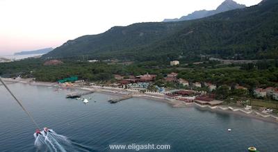 کریستال فلورا بیچ ریزورت