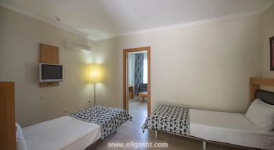 کریستال فلورا بیچ ریزورت